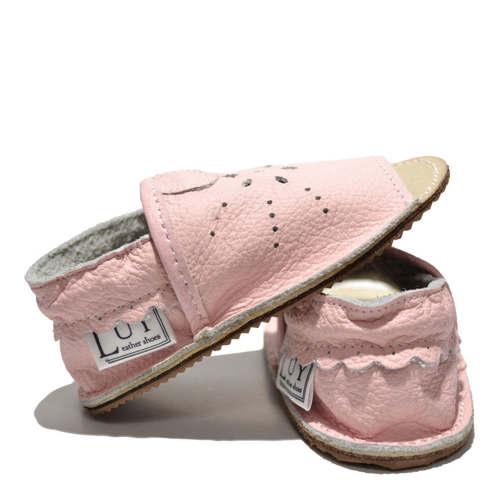 Sandale fetite roz din piele moale cu model perforat