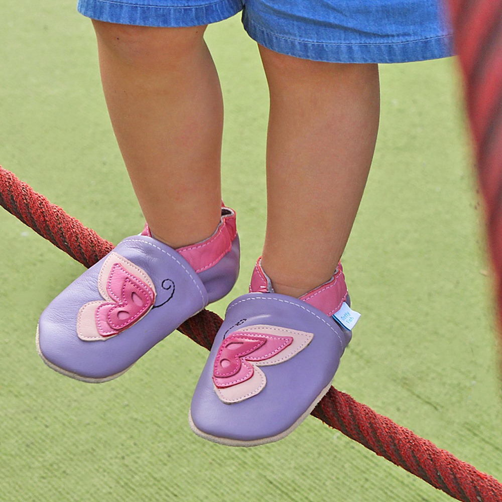 Pantofi din piele moale mov cu fluturași roz