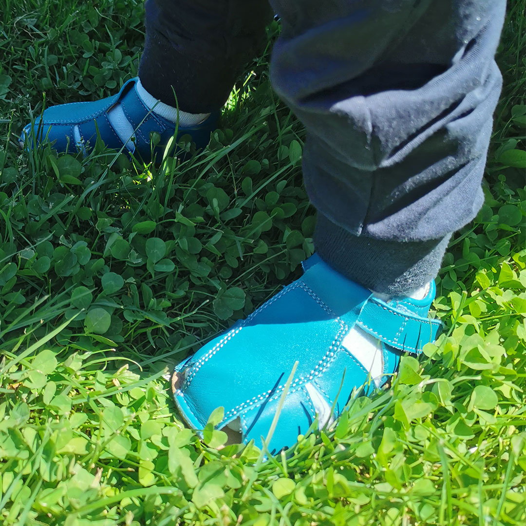 Sandale din piele naturală  cu scai și talpă din cauciuc flexibil, albastru, LUY