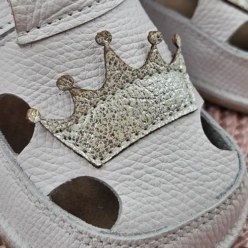 Sandale copii Barefoot primi pasi, talpă flexibilă de cauciuc, perforatii  laterale, coronita, alb- RO-20-16-24-By Pebebe Sandale copii Barefoot primi pasi, talpă flexibilă de cauciuc, perforatii  laterale, coronita, alb- RO-20-16-24-By Pebebe