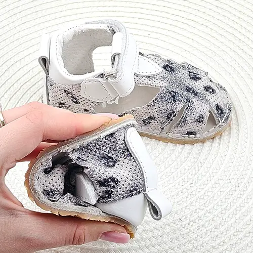 Sandale copii, barefoot, primii pasi, piele naturala, talpa flexibila, inchidere cu scai, alb imprimeu- RO-103-3-24-By Pebebe Sandale copii, barefoot, primii pasi, piele naturala, talpa flexibila, inchidere cu scai, alb imprimeu- RO-103-3-24-By Pebebe