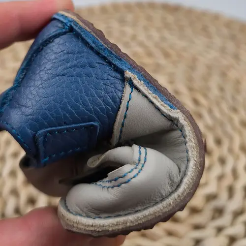 Sandale primi pasi, barefoot, scai, talpă flexibilă de cauciuc, perforatii  laterale, raton, gri cu albastru- RO-20-15-24-By Pebebe Sandale primi pasi, barefoot, scai, talpă flexibilă de cauciuc, perforatii  laterale, raton, gri cu albastru- RO-20-15-24-By Pebebe