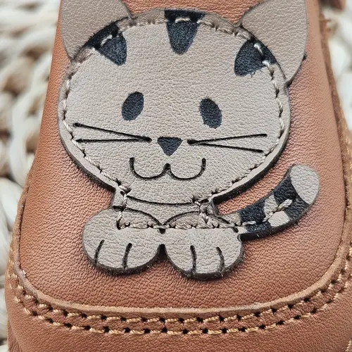 Pantofi barefoot copii primii pași din piele naturală cu talpă flexibilă – maro cognac cu model pisica- RO-16-25-22-By Pebebe Pantofi barefoot copii primii pași din piele naturală cu talpă flexibilă – maro cognac cu model pisica- RO-16-25-22-By Pebebe