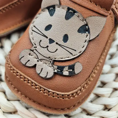 Pantofi barefoot copii primii pași din piele naturală cu talpă flexibilă – maro cognac cu model pisica- RO-16-25-22-By Pebebe Pantofi barefoot copii primii pași din piele naturală cu talpă flexibilă – maro cognac cu model pisica- RO-16-25-22-By Pebebe