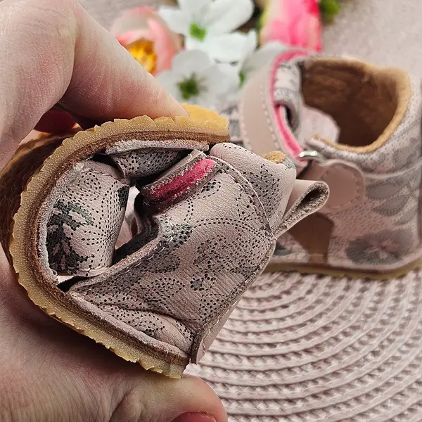 Sandale fete, barefoot, primii pasi, piele naturala, talpa flexibila, inchidere cu scai, roz pictat_RO-100-15-21_Pebebe