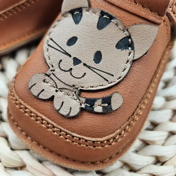 Pantofi barefoot copii primii pași din piele naturală cu talpă flexibilă – maro cognac cu model pisica_RO-16-25-19_Pebebe