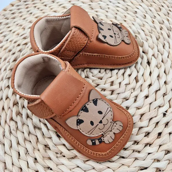 Pantofi barefoot copii primii pași din piele naturală cu talpă flexibilă – maro cognac cu model pisica_RO-16-25-19_Pebebe