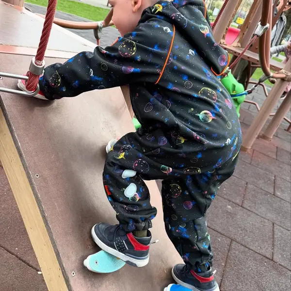 Salopeta softshell copii, bleumarin print univers – impermeabila, rezistentă la vant | YLIR_5000219000902_Pebebe