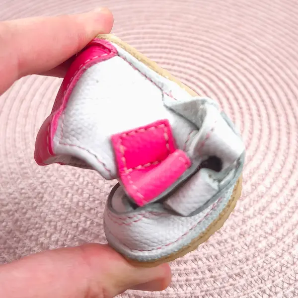 Sandale Barefoot primi pasi, talpă flexibilă de cauciuc, perforatii laterale, pisica alb roz_RO-20-17-18_Pebebe
