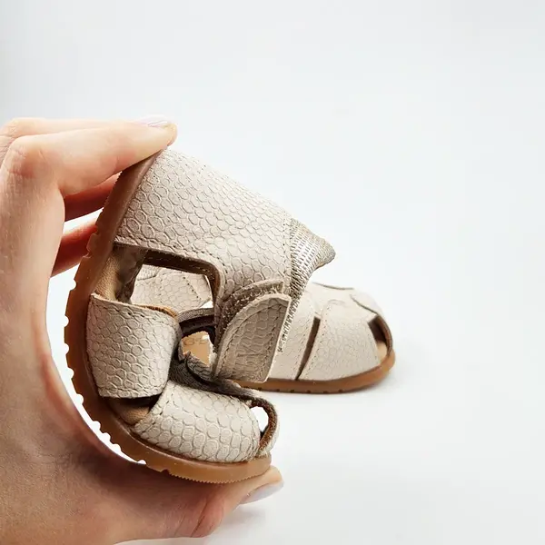 Sandale copii, barefoot, primii pasi, piele naturala, talpa flexibila, inchidere cu scai, crem cu imprimeu_RO-900-1-23_Pebebe